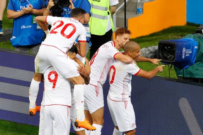 Pemain Tunisia, Wahbi Khazri (kedua dari kanan), merayakan gol yang dicetak ke gawang Panama dalam l