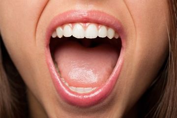 Rutin menyikat gigi saja tak cukup untuk mencegah kanker mulut, berikut 6 tips yang dapat dilakukan.