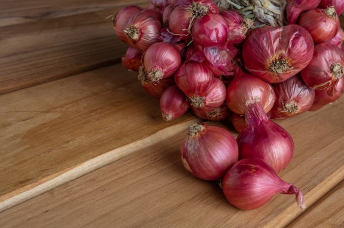 Jangan Dibuang, Campurkan Kulit Bawang Merah Pada Masakan Apapun