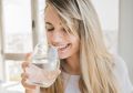 Minum Air Putih Hangat Setiap Bangun Tidur dan Rasakan Khasiatnya yang Luar Biasa, Salah Satunya Sembuhkan Sembelit!