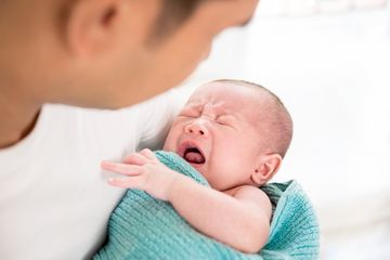 Bayi Menangis Terus-menerus, Ketahui Penyebab dan Cara Menenangkannya
