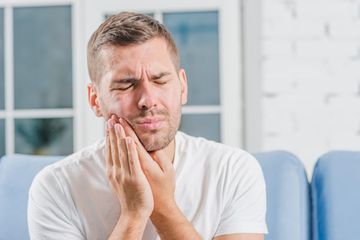 Periodontitis, infeksi gusi serius yang dapat menghancurkan tulang di sekitar gigi.