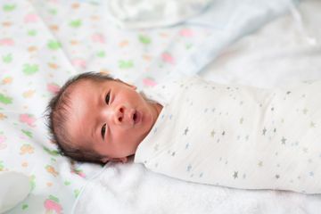 Membedong Bayi dengan Sangat Ketat Justru Bisa Berakibat Fatal, Begini Cara yang Benar