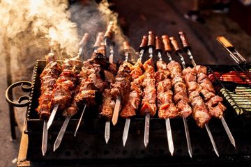 8 kebiasaan yang dapat merusak ginjal. Salah satunya terlalu banyak makan daging.