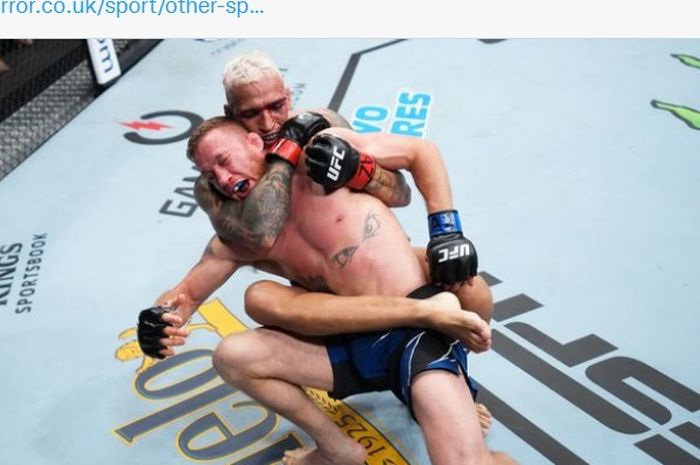 Momen Charles Oliveira melancarkan cekikan rear-naked choke kepada Justin Gaethje pada UFC 274, 7 Mei 2022.