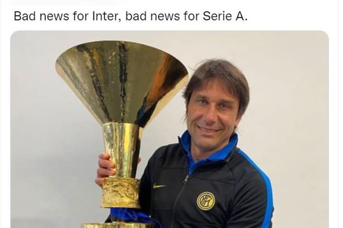 Antonio Conte bersama trofi juara Liga Italia untuk Inter Milan.