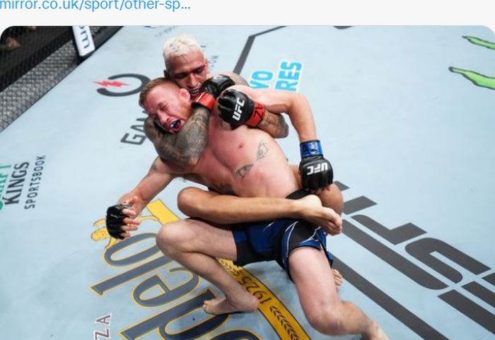 Momen Charles Oliveira meracik cekikan Rear Naked Choke atau RNC kepada Justin Gaethje pada UFC 274, Minggu siang (8/5/2022) WIB.