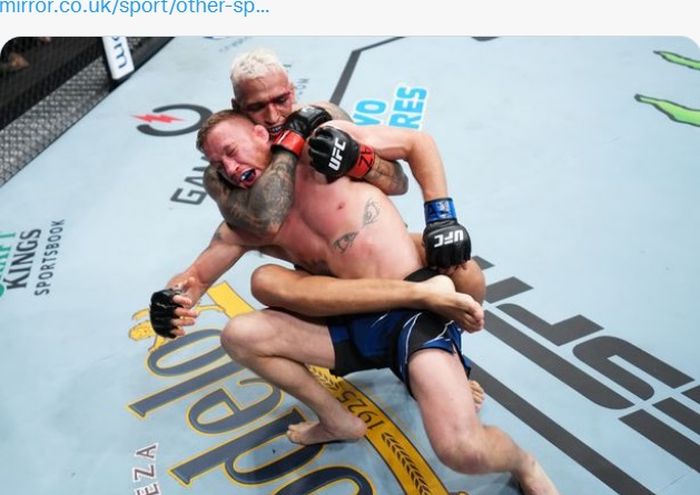 Momen Charles Oliveira mengalahkan Justin Gaethje di UFC 274 pada 7 Mei 2022.