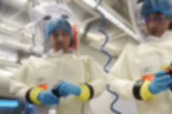 Petugas laboratorium virus Wuhan yang sedang bekerja