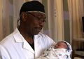 Dokter Ini Selalu Nyanyikan 'Selamat Ulang Tahun' Kepada 8.000 Bayi Baru Lahir, Kini Namanya Diperingati Setahun Sekali