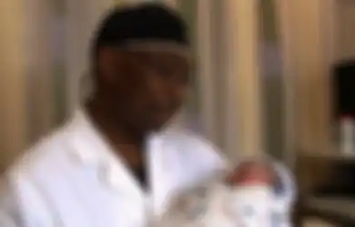 Dokter Ini Selalu Nyanyikan 'Selamat Ulang Tahun' Kepada 8.000 Bayi Baru Lahir, Kini Namanya Diperingati Setahun Sekali
