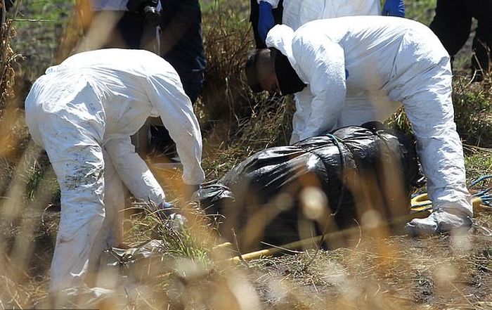 Polisi temukan 19 mayat dalam kantong plastik besar.