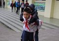 Friendship Goals: Bocah 12 Tahun Ini Gendong Sahabatnya yang Disabilitas Selama 6 Tahun Setiap Hari