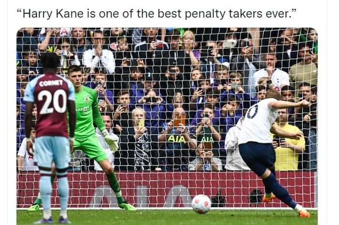 Harry Kane cetak gol tendangan penalti saat Tottenham bertemu Burnley di Liga Inggris (15/5/2022).