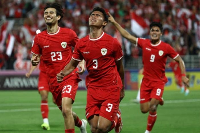 Bek Timnas U-23 Indonesia Muhammad Ferarri (tengah) selebrasi seusai membobol gawang Uzbeskitan dalam semifinal Piala Asia U-23 2024 di Stadion Abdullah bin Khalifa, Doha, Qatar, Senin (29/4/2024) malam WIB, tapi kemudian dianulir wasit lewat VAR.