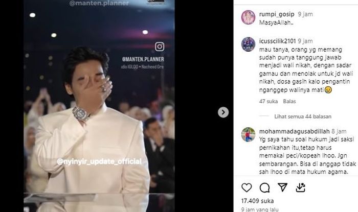 Momen Abidzar menangis dan mengusao air matanya saat di pernikahan sang kakak