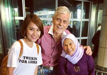 Berurai Air Mata, Ayah Ashraf Sinclair Beri Pesan Menyentuh untuk Anak Menantu yang Setia Temani Putranya Sampai Maut Memisahkan: Bunga, Terima Kasih Telah Mencintai Anak Saya