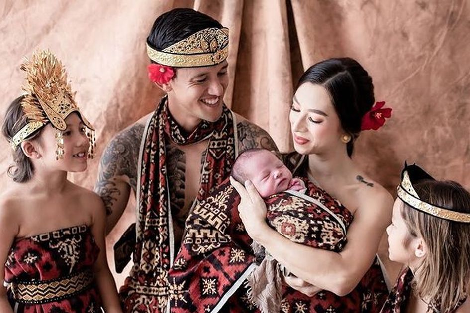 Ditinggal Irfan Bachdim Selama 7 Minggu Jennifer Bachdim Alami Carpal Tunnel Syndrome Karena Terlalu Sibuk Mengurus Anak Dan Rumah<script async src=