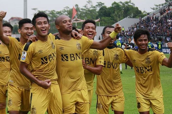 Para pemain Bhayangkara FC melakukan selebrasi setelah berhasil mencetak gol.