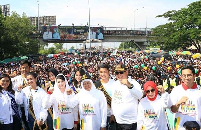 Khofifah bersama Arumi Bachsin di acara Millennial Road Safety Festival