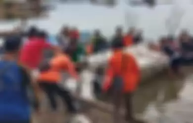 Relawan mengevakuasi perahu yang bikin celaka wisatawan di Waduk Kedung Ombo di Dukuh Bulu, Desa Wonoharjo, Kecamatan Kemusu, Kabupaten Boyolali, Sabtu (15/5/2021).