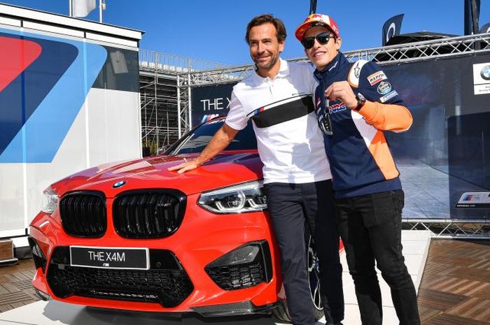 Pembalap Repsol Honda, Marc Marquez (kanan), menerima hadiah mobil BMW X4 M Competition setelah meraih poin terbanyak dari sesi kualifikasi pada MotoGP 2019.