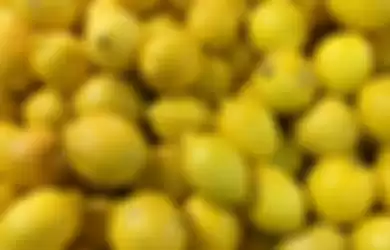 Satu buah lemon utuh menyediakan 45 mg vitamin C.