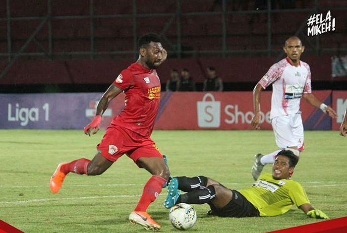 Striker Kalteng Putra, Patrich Wanggai, menggiring bola saat menghadapi Persipura Jayapura pada pekan ke-32 Liga 1 2019.