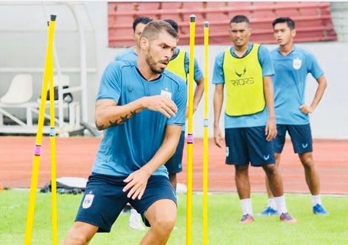 Bek asing PSIS Semarang, Wallace Costa, saat mengikuti latihan bersama skuat Mahesa Jenar menjelang kompetisi Liga 1 2019.