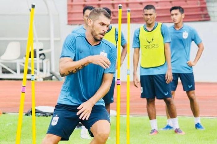 Bek asing PSIS Semarang, Wallace Costa, saat mengikuti latihan bersama skuat Mahesa Jenar menjelang kompetisi Liga 1 2019.