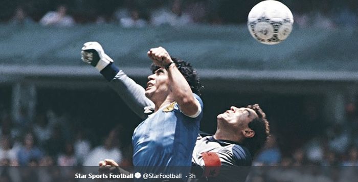 Striker timnas Argentina, Diego Maradona, berduel dengan kiper timnas Inggris, Peter Shilton pada Piala Dunia 1986 di Stadion Azteca, Meksiko.