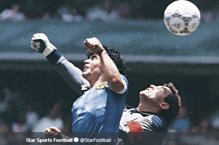 Striker timnas Argentina, Diego Maradona, berduel dengan kiper timnas Inggris, Peter Shilton pada Piala Dunia 1986 di Stadion Azteca, Meksiko.