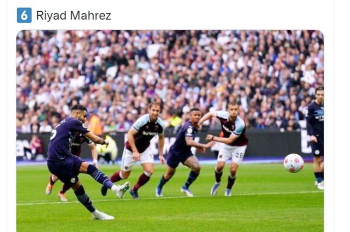 Riyad Mahrez menembak penalti dalam duel Liga Inggris West Ham United vs Manchester City di Olympic Stadium London (15/5/2022).
