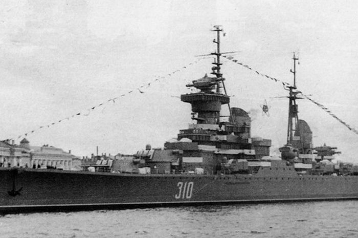Kapal perang raksasa Ordzhonikidze milik Uni Soviet pernah diserahkan ke Indonesia untuk melawan Belanda.
