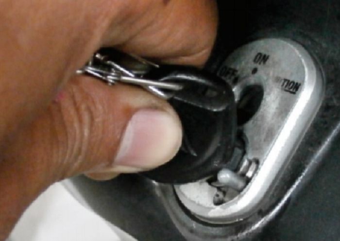 Putar mekanis shutter key usai disemprot penetran