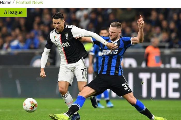 Megabintang Juventus, Cristiano Ronaldo, berebut bola dengan bek Inter Milan, Milan Skriniar.
