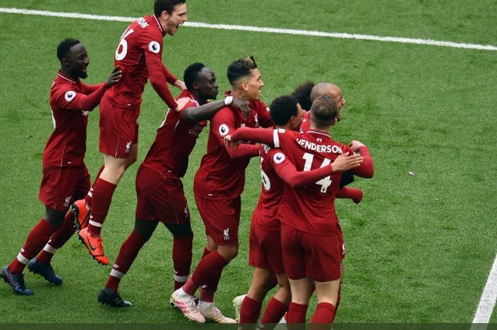Para pemain Liverpool merayakan gol Mohamed Salah usai sang pemain membobol gawang Chelsea di Anfield, Minggu (14/4/2019)