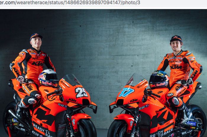 Raul Fernandez (kiri) dan Remy Gardner pada acara peluncuran tim KTM Tech3 jelang MotoGP 2022.