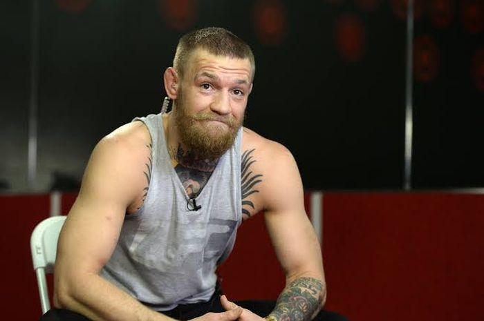 Conor McGregor mengunggah video dirinya memakan lebah.