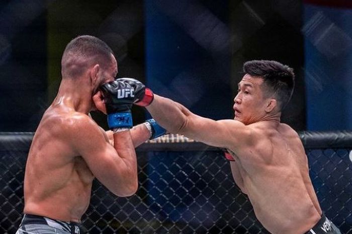 Momen pertarungan Zombi Korea, Chan Sung Jung (kanan) melawan Dan Ige (kiri) dalam UFC Vegas 29 Minggu pagi (20/6/2021) WIB.