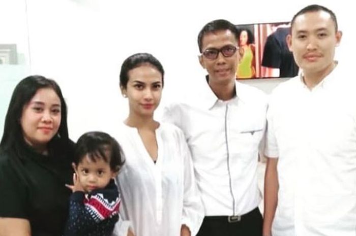Vanessa Angel diapit oleh ayahnya, Doddy Sudrajat dan ibu sambungnya, Puput Soedrajat.