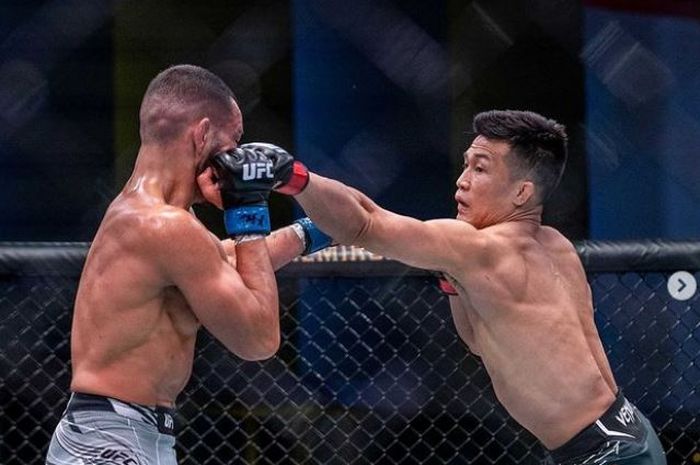 Momen pertarungan Zombi Korea, Chan Sung Jung (kanan) melawan Dan Ige (kiri) dalam UFC Vegas 29 silam (20/6/2021) WIB.