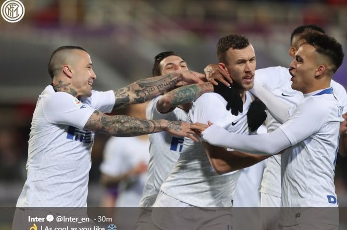 Para pemain Inter Milan merayakan gol yang dicetak Ivan Perisic (tengah) ke gawang Fiorentina dalam laga Liga Italia di Stadion Artemio Franchi, Minggu (24/2/2019).