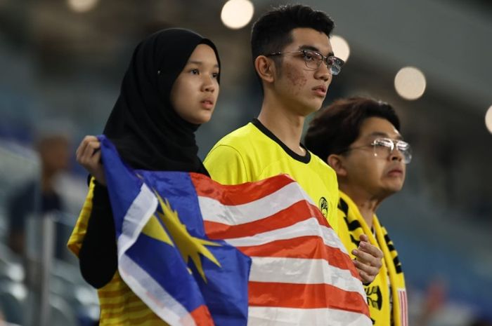 Suporter Timnas U-23 Malaysia sangat sedih menyaksikan timnya kembali kalah di Piala Asia U-23 2024, kali ini 1-2 dari Kuwait di Stadion Al Janoub, Al Wakrah, Qatar, Selasa (23/4/2024).