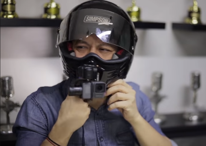 Ariel mencoba helm Simpson Bandit M30