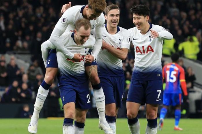 Para pemain Tottenham Hotspur merayakan gol yang dicetak oleh Christian Eriksen (kiri) dalam laga Liga Inggris melawan Crystal Palace di Tottenham Hotspur Stadium, Rabu (3/4/2019).