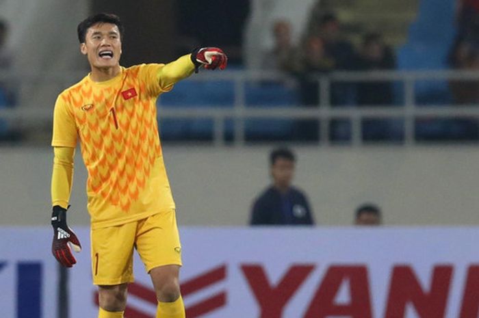 Kiper timnas U-23 Vietnam, Bui Tien Dung, saat menghadapi Indonesia di Stadion My Dinh, Minggu (24/3/2019).