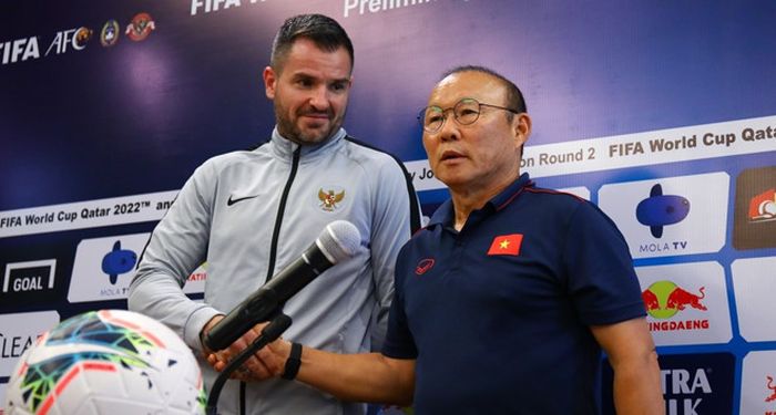 Pelatih timnas Indonesia, Simon McMenemy, bersama pelatih timnas Vietnam, Park Hang-seo dalam sesi jumpa pers jelang melawan Indonesia dalam lanjutan Kualifikasi Piala Dunia 2022 di Maya, Sanur, Bali, Senin (14/10/2019).