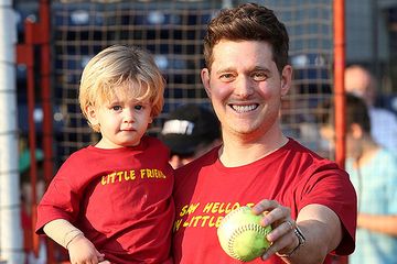 Anak Berhasil Lawan Kanker Hati, Michael Buble Rilis Lagu Baru, Netizen Baper dan Menangis