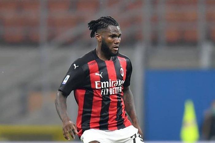 Franck Kessie dalam laga melawan Fiorentina di Stadion San Siro pada Minggu (29/11/2020).